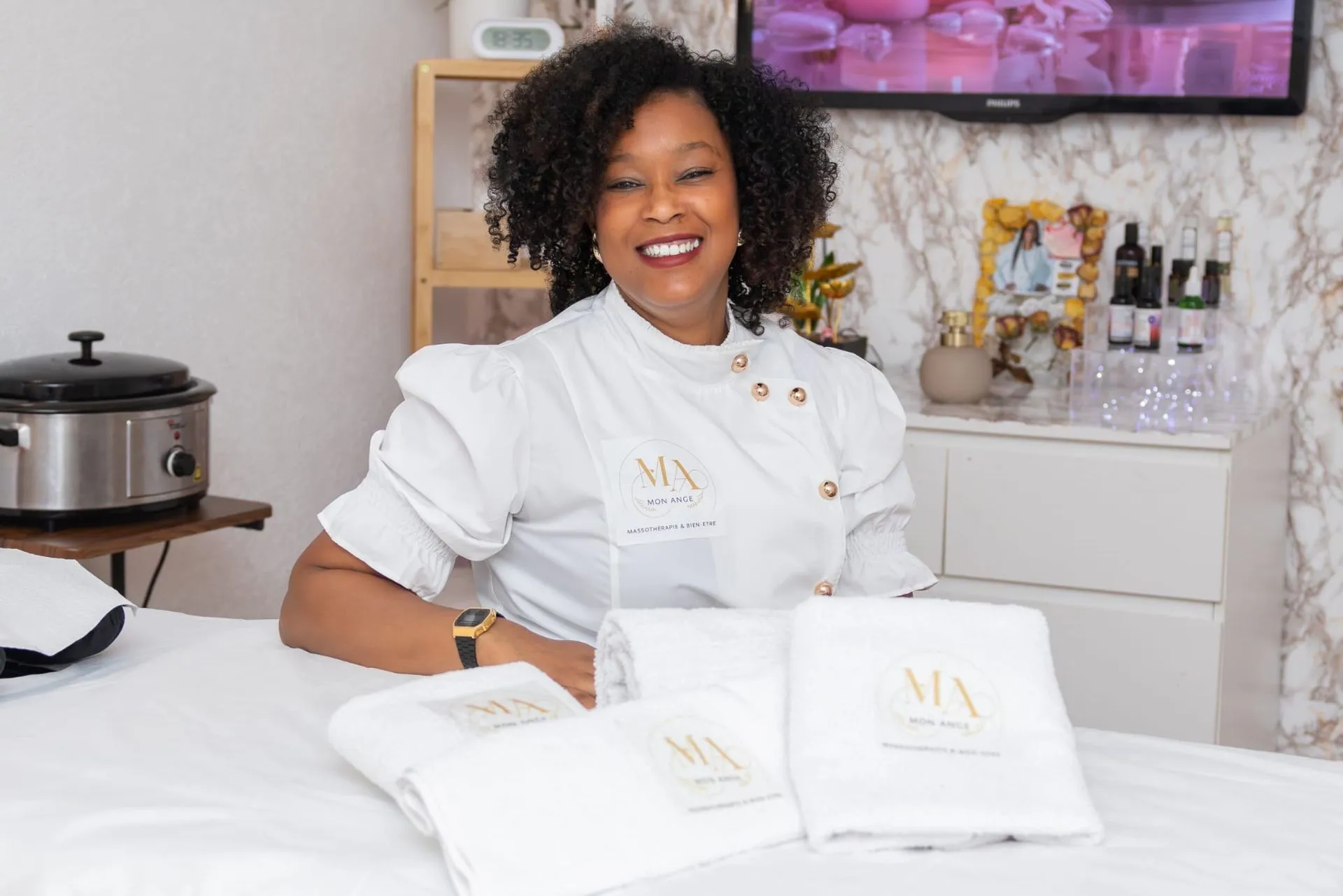 Carla Almeida, massothérapeute, souriante dans son cabinet Mon Ange au Bouveret